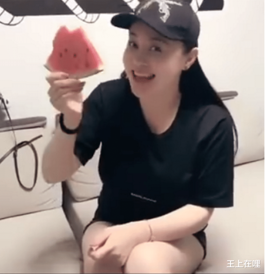 关婷娜|关婷娜久违晒照！穿3万块的奢侈连衣裙，却因傲人上围“扣不上”