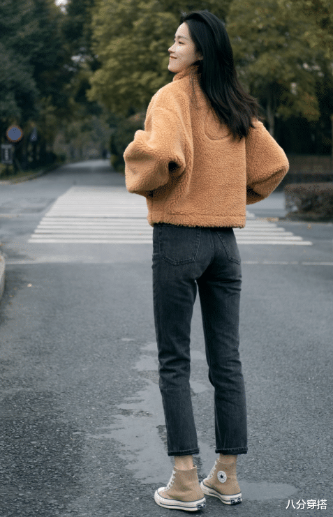 八分穿搭 比大衣更保暖，比羽绒服更显瘦，这件羊羔毛外套冬天穿刚刚好