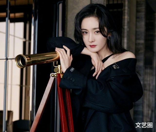 文静|杨幂逛打折店铺囤货被网友偶遇，与朋友提着大包小包很接地气