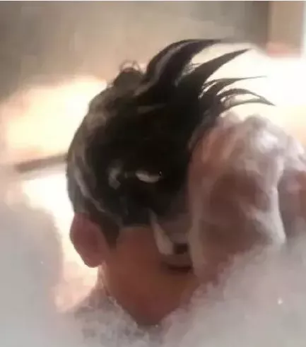 李嘉欣|李嘉欣和儿子共浴，多次亲吻，网友终于忍不了了：“别把孩子当情人养！”