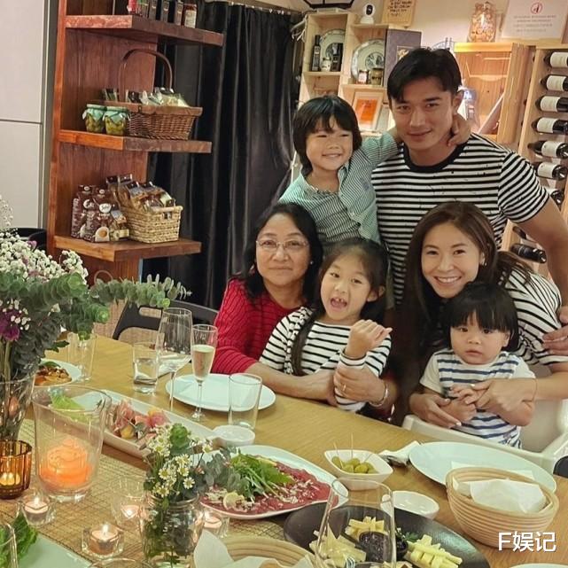 TVB|TVB小生一家五口为妈妈庆生 一家人穿亲子装拍温馨全家福