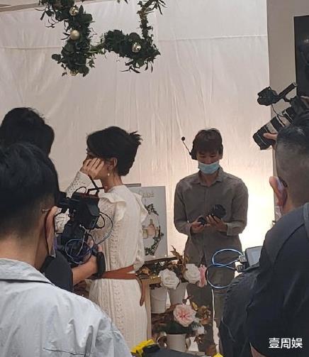 毛晓彤|33岁毛晓彤现身活动捞金，生图太过真实，身高真是一言难尽！