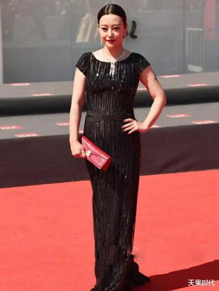 天果时代 郝蕾的肉感身材真舒服,一袭黑色亮片裙优雅大方,熟女风性感迷人