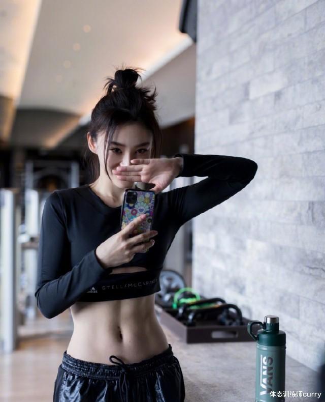 体态训练师curry|“马甲线女王”袁姗姗！晒性感健身照，腹肌若隐若现，小蛮腰吸晴