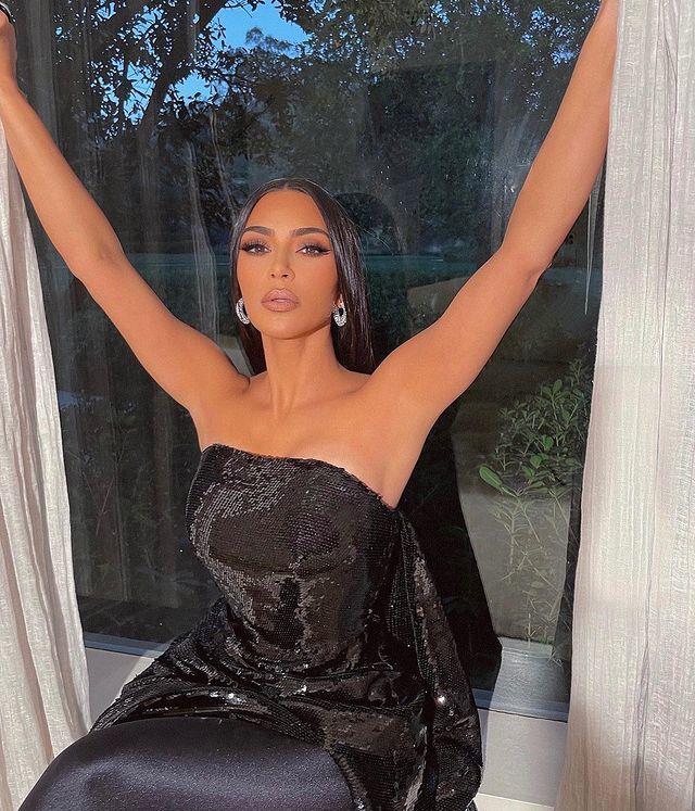 金·卡戴珊|金·卡戴珊3岁女儿久违出镜，继承妈妈高颜值，呆萌大眼睛神似侃爷