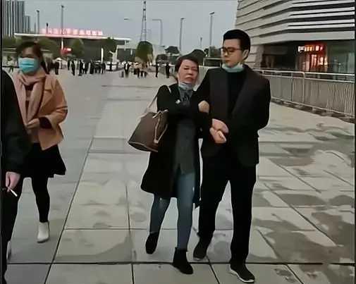 梅高兴谈娱乐 杜新枝为阻止认亲给郭威先后办4个假证，为何最终仍被许敏找到？