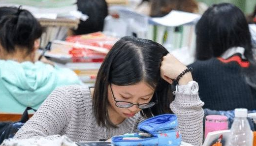 考研|32岁职场妈妈带娃考上研究生，却遭同龄人嘲讽，评论区充满酸味