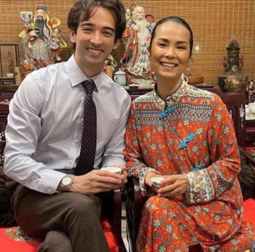 民族风|韦唯带俩混血儿子拜年，穿民族风长褂身形消瘦，久未露面苍老不少