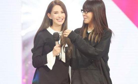 昆凌|昆凌生孩子娘家人都得效力？姐姐陪，姥姥带，杰伦负责换尿布