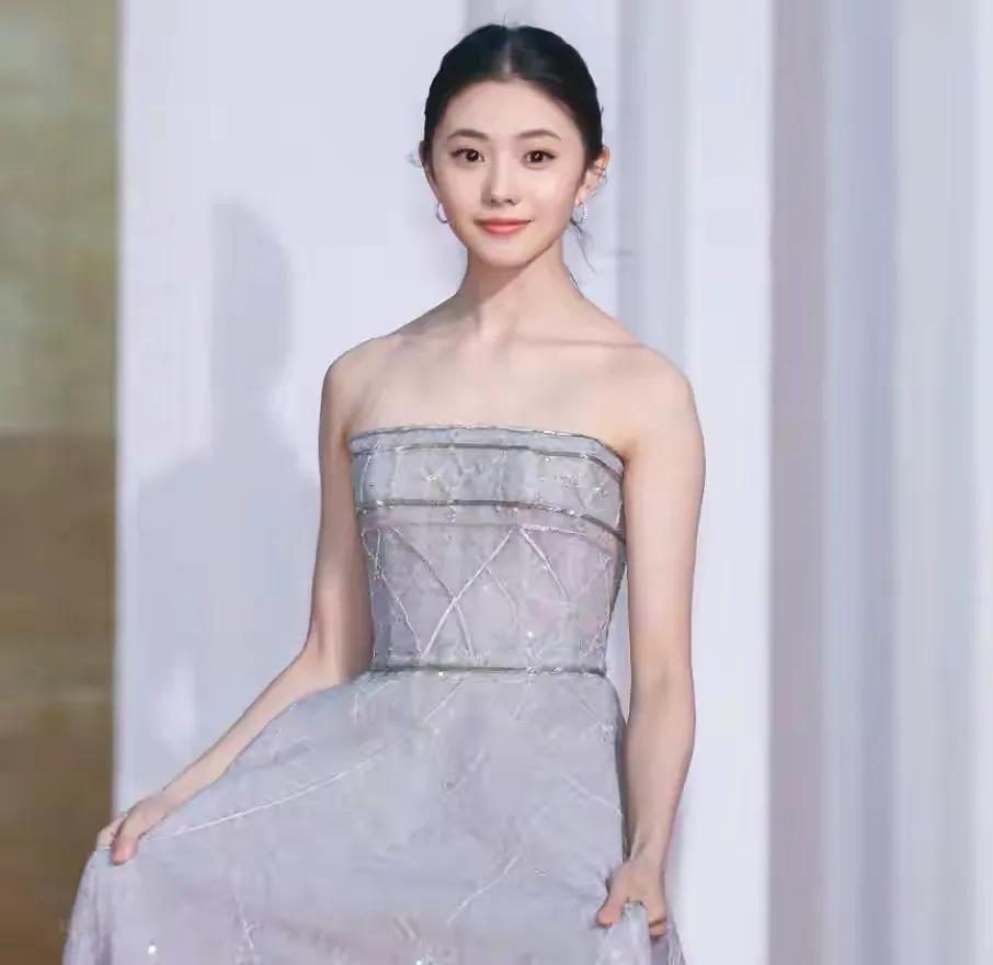 楚乔传|张艺谋携长女走红毯！张末目测1米6，穿黑裙端庄大方太为父亲张脸