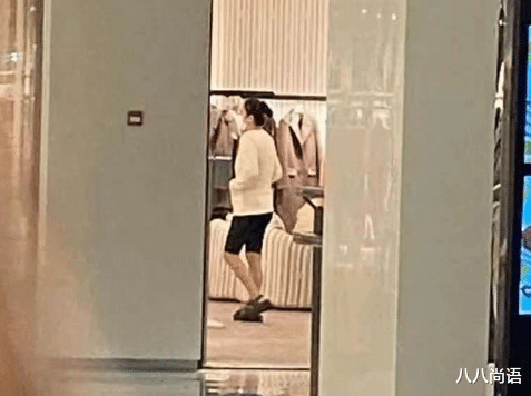 巩俐|巩俐回国后逛街被偶遇，扎丸子头穿凉鞋非常接地气，身边没有助理