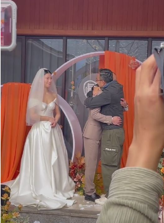 汪涵|47岁汪涵现身农村，两鬓斑白不修边幅，与何炅对比明显