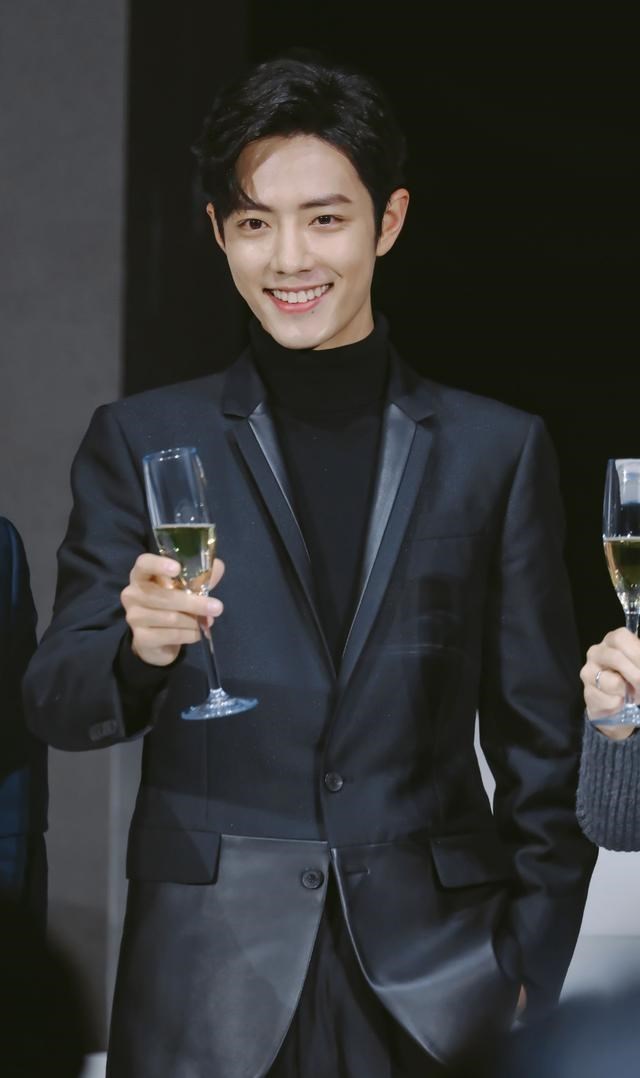 肖战|肖战今年戏约签满了，全年无休？进组前忙着拍广告，状态很疲惫！