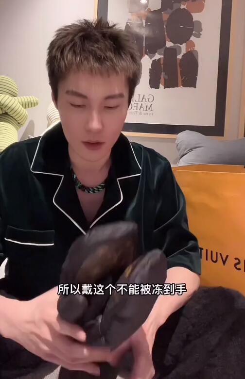 赵本山|赵本山准女婿送球球礼物，奢侈品价值2万多，却被嘲土到掉渣