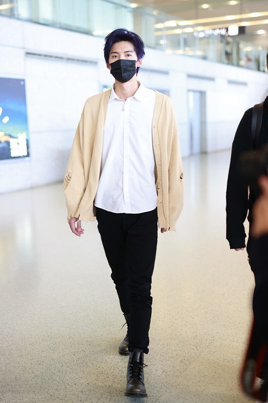 黄晓明|黄晓明瘦了真任性，机场穿粉色开衫扮潮，被“五五分”身材尬到了