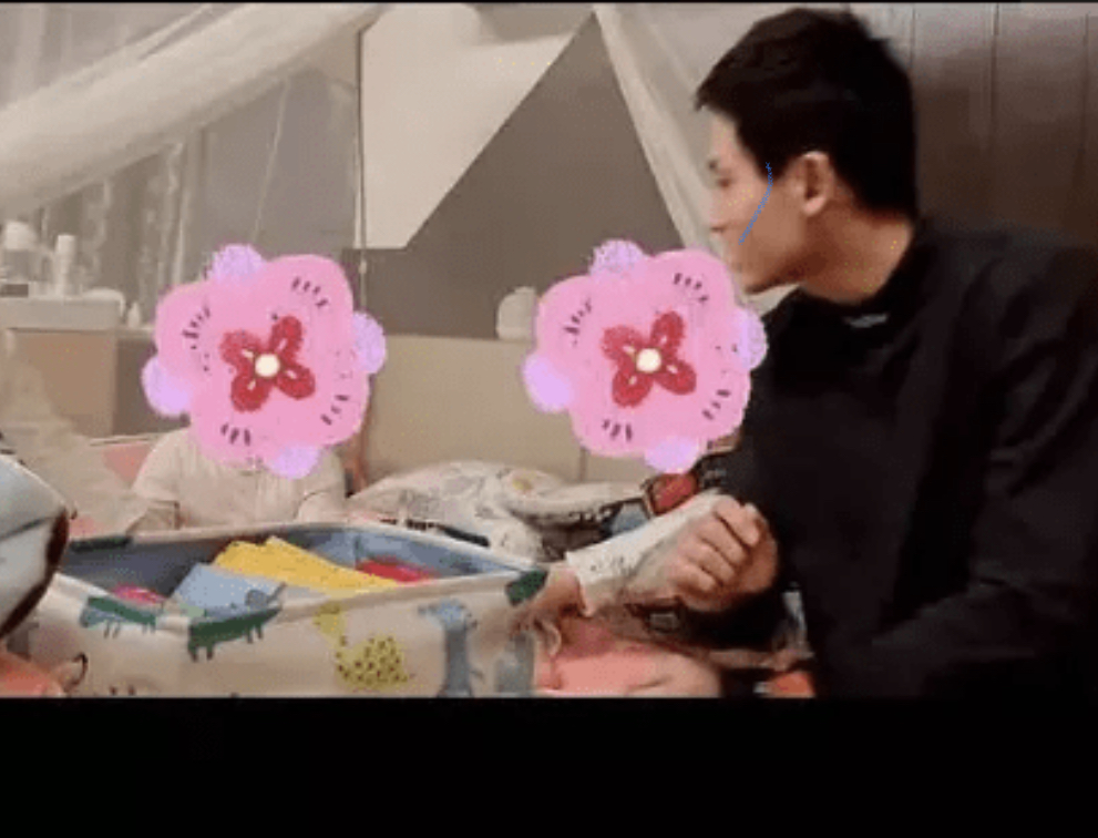 张哲瀚|张哲瀚与美女亲密合影流出！贴身搂肩一脸笑容，女方将手放其大腿