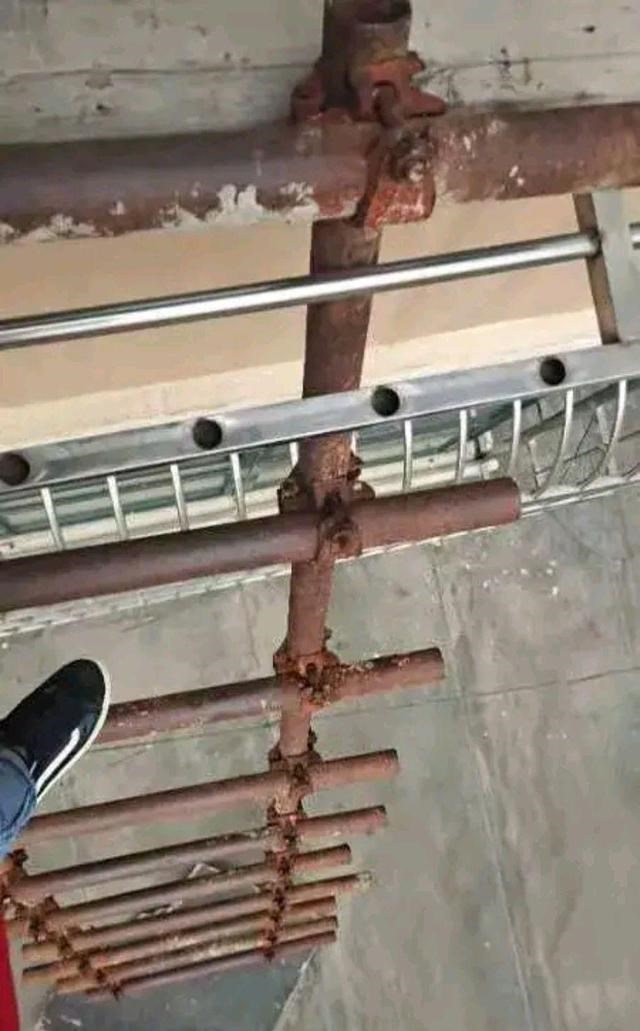 买学区房楼梯被拆，自制铁楼梯爬了五年，霸道住户连累了一栋楼