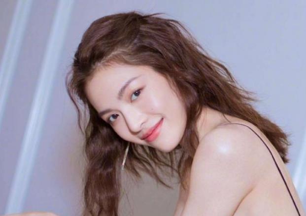 肖战|肖战《如梦之梦》首演，细看现场花篮上的名字，暴露圈内真实人缘