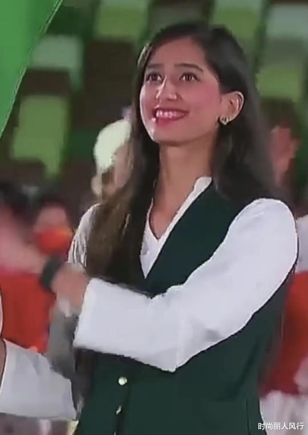 时尚丽人风行|巴基斯坦女旗手成开幕式赢家！笑容甜美像迪士尼公主，颜值超惊艳