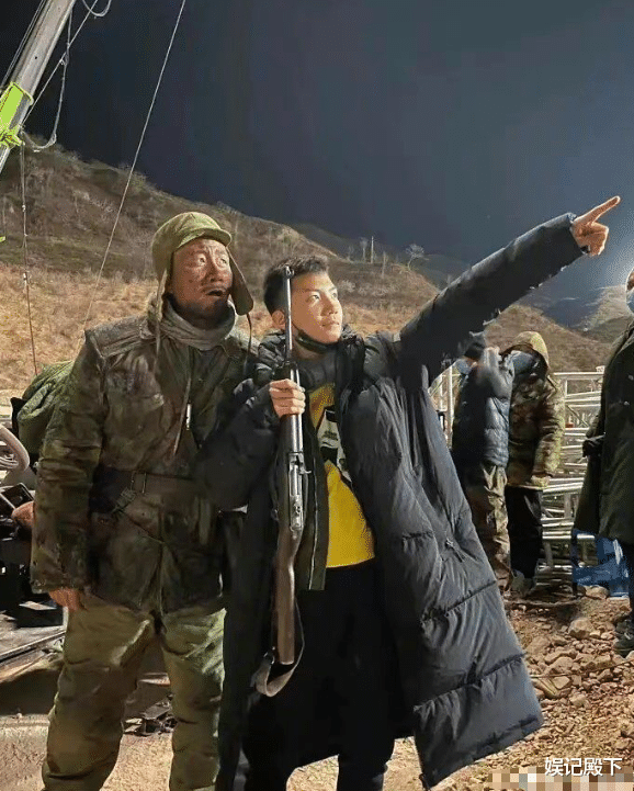 胡军|再次被胡军儿子给帅到了，素颜现身剧组探班父亲，眉清目秀很阳刚