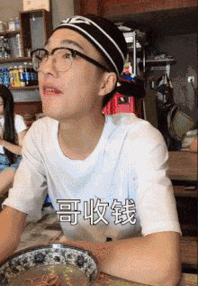“服务区上演男女同厕现象,女性冲进男厕所一起抢位置,真是尴尬”