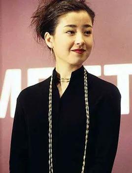 霍启刚|宫泽理惠母亲透露：我含泪把姐妹俩送进了导演的房间，锁上了门