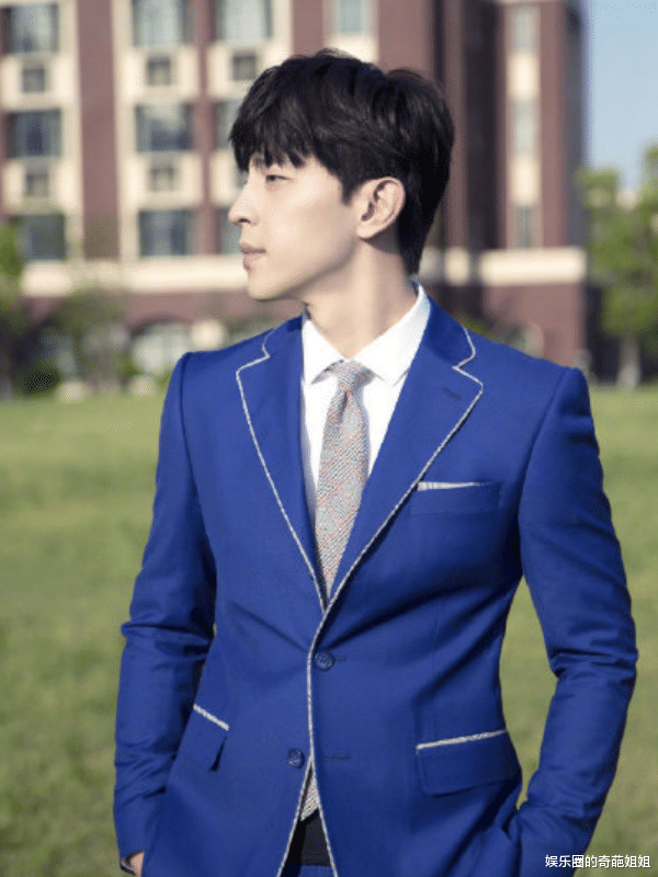 肖战|当男星遇上校服装，肖战完美，宋威龙精致，看见宋亚轩：未来可期！