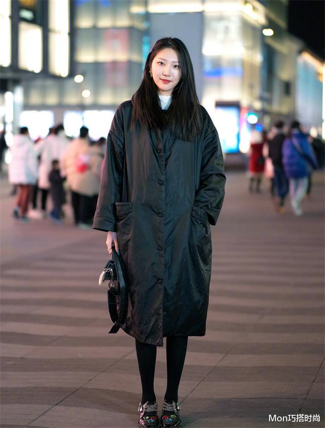Mon巧搭时尚 急剧降温怎么穿?街拍达人抗冻有一套,试试“长羽绒服+鲨鱼裤”