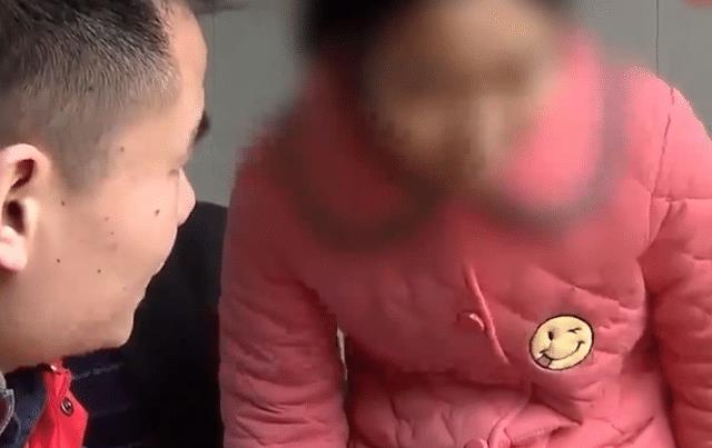 农民工娶漂亮女大学生,生下双胞胎后突然疯掉,岳父:早劝过你不听!