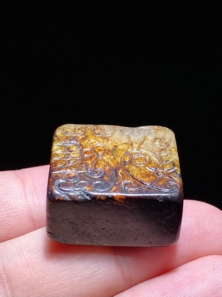 和田玉籽料|汉 和田玉籽料沁色 鹿纹 鸟篆 玉印 穿带印 勒子把件