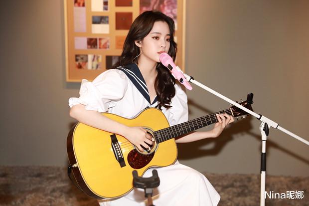 海带|欧阳娜娜这次真逆袭了!罕见留短发大变样,穿logo衫彻底摆脱学生气