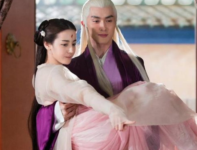 公主抱|影视剧“公主抱”为何只有上半身？看完全景镜头，笑出猪叫声！