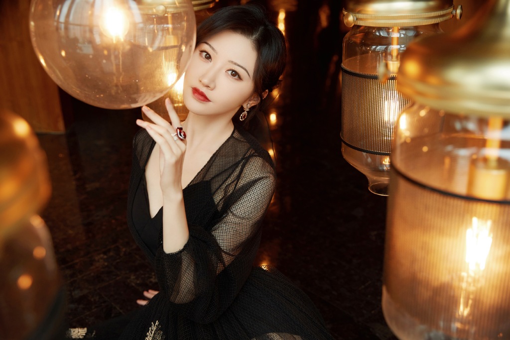 景甜|景甜把饱满身材藏起来了！身穿一袭黄色抹胸裹身裙亮相，高级优雅