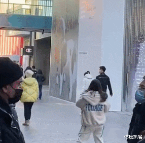 丁宁|丁宁恋情曝光！和神秘男牵手逛街，球迷哭了：像自家女儿出嫁了