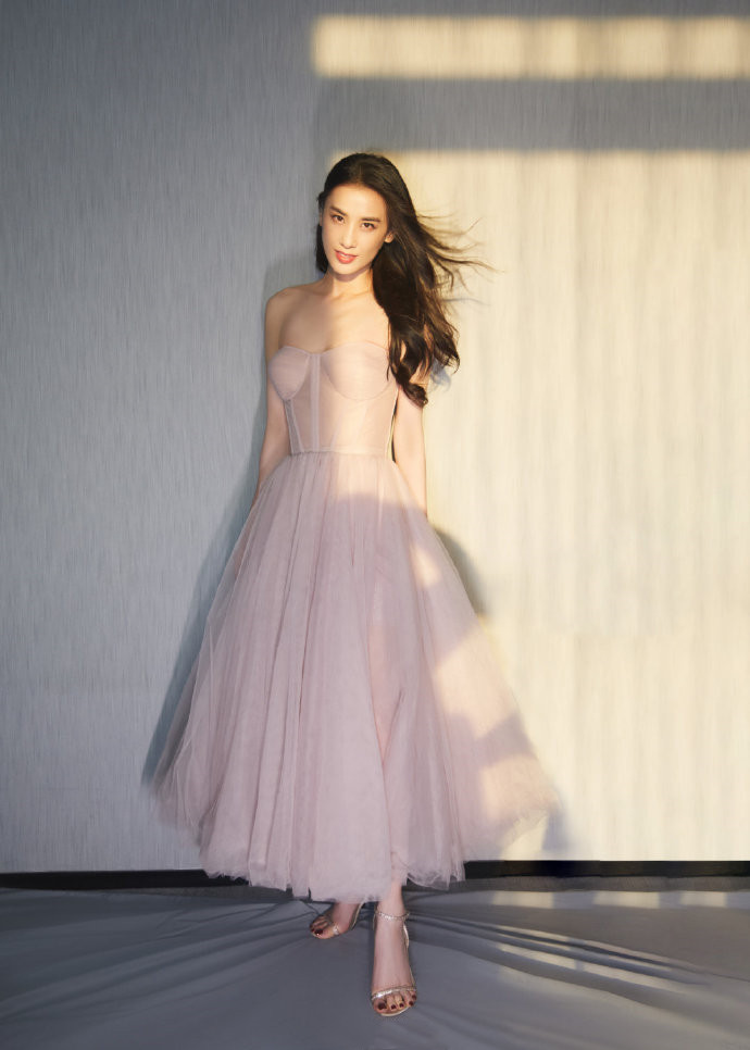 卷发|黄圣依为体现出贵妇范儿真拼,穿纱裙还要烫卷发,效果还挺好