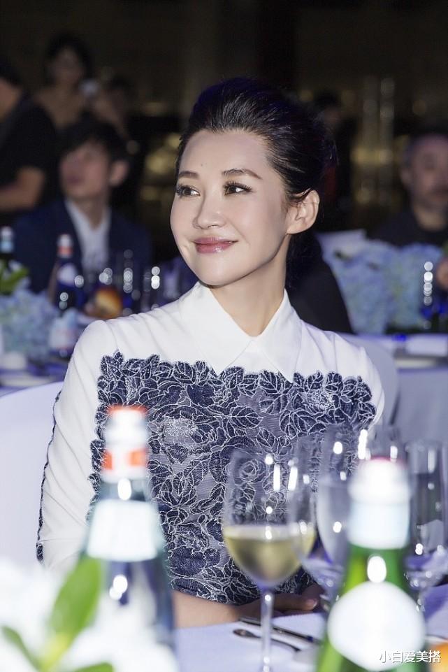 小白爱美搭|美人不分年龄，许晴的气质真不一般，50多岁还有一种少女的优雅