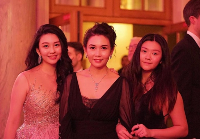 沈月|邱淑贞大女为妹妹庆生，17岁沈日颜值普通更像爸，与沈月风格不同