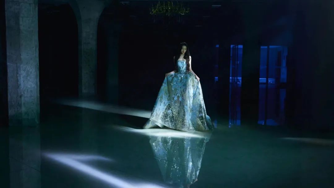 明星|年末红毯扎堆，女明星的出发照“卷”出新高度