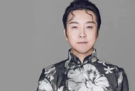 李玉刚|李玉刚悼念父亲，跪倒雪地上太心碎，43岁仍单身没完成爸爸遗愿