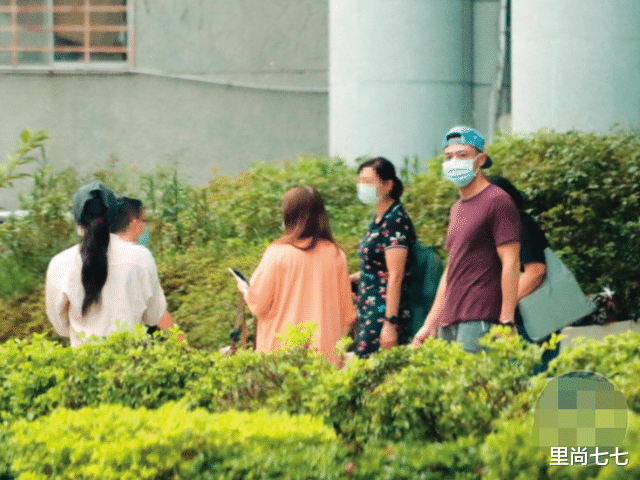 林心如|怀孕实锤？林心如携夫回母校，小腹隆起明显发福，背15万包抢风头