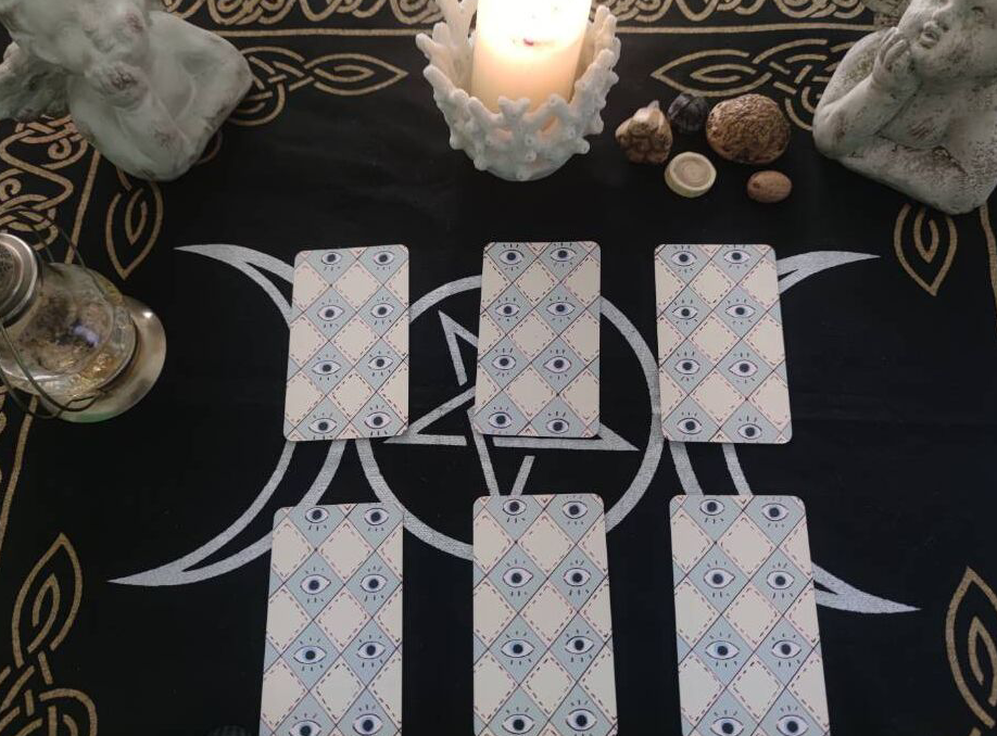 塔罗师塔娜|塔娜狮子座八月复合运势：伪装深情人设，远离命定的缘分