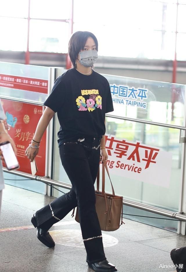 周笔畅|周笔畅的造型让人难理解，“平板”身材穿挂脖上衣，一身黑挺高级