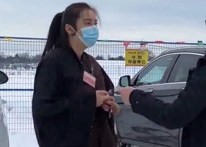 王祖贤|54岁王祖贤罕见露面，双眼凹陷驼背明显，网友：女神还是老了