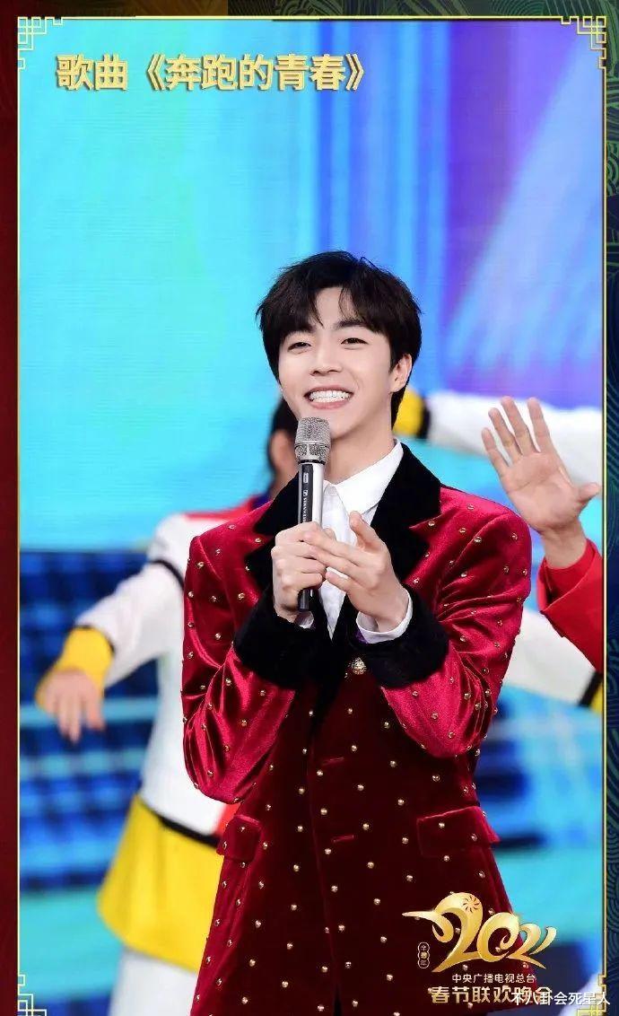 春晚|春晚男星状态佳：王一博独舞帅气，刘德华又唱又跳，成龙老当益壮