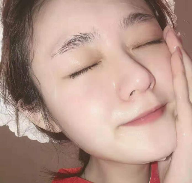 洗面奶|皮肤状态太油腻？清楚这3个洗脸技巧，让你躲开“毛孔粗大”烦恼