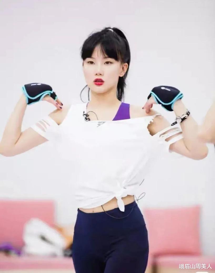 峨眉山周美人|夏天就要露肩!今夏跟女团学穿“斜肩单品”,性感又时髦