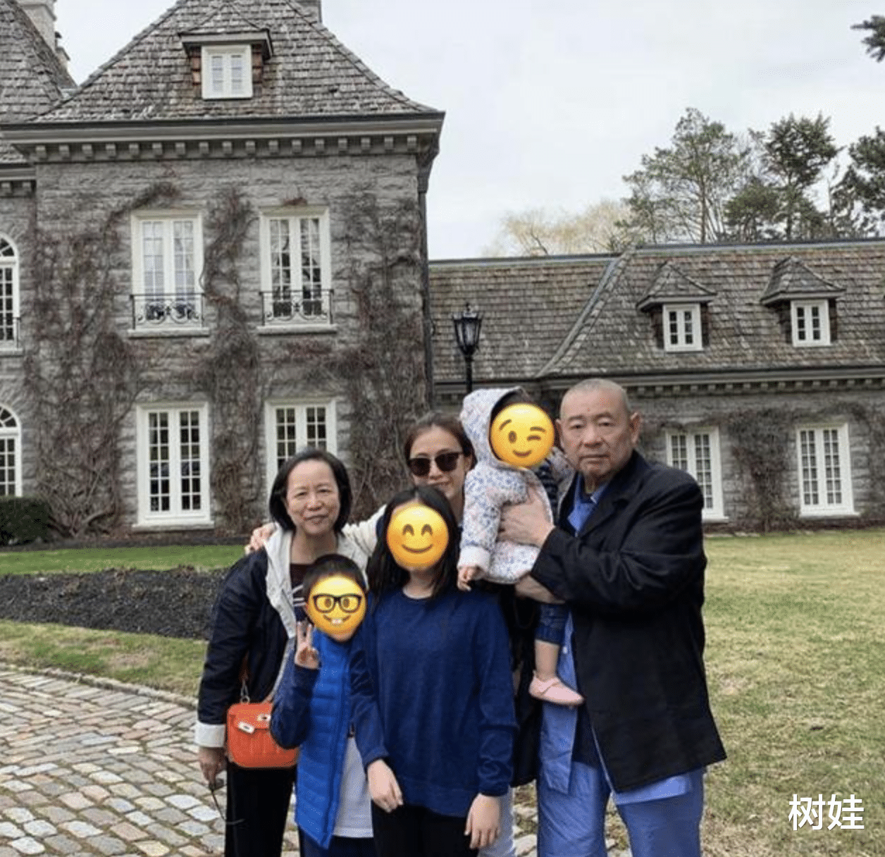 甘比|69岁刘銮雄施打疫苗罕露脸，两鬓花白显消瘦，甘比与女儿贴身陪同