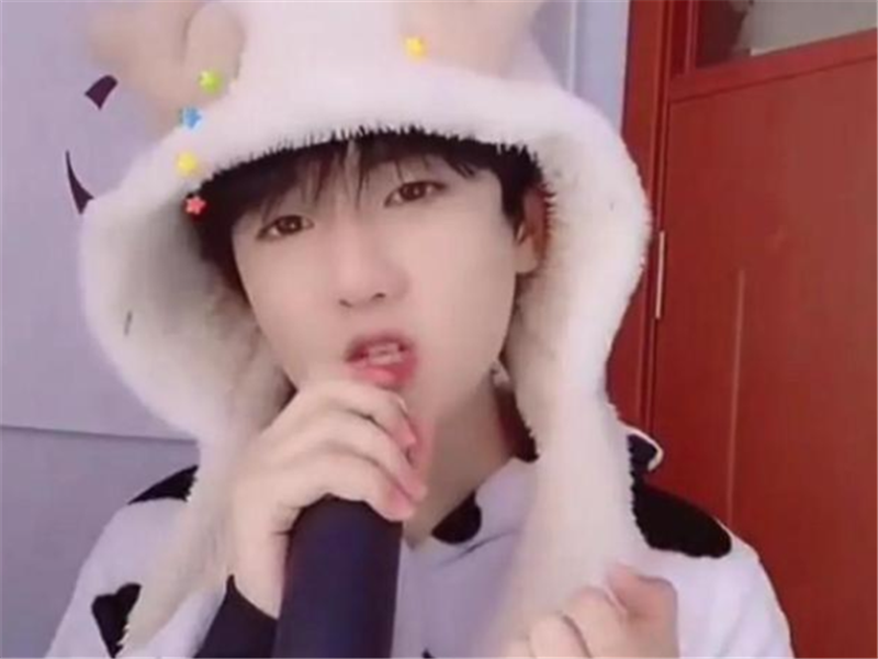 |遭永久封号的风小逸还没凉？女友带他直播，十分辣眼睛