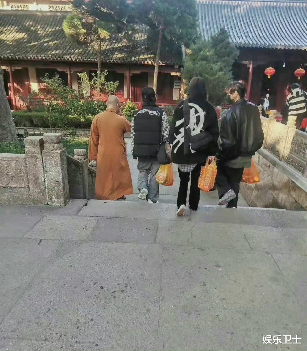 任嘉伦|偶遇杨幂刘诗诗普陀山拜佛，二人早上六点便开始打坐，与僧人交流认真虔诚