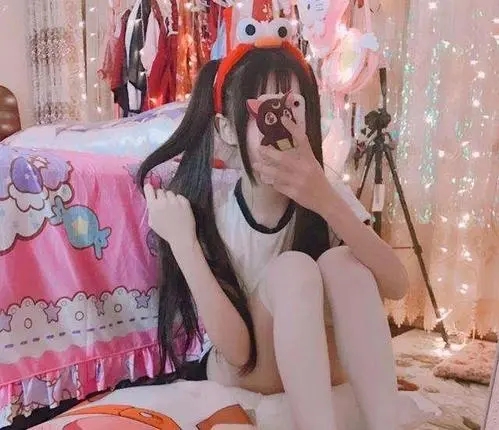 蔡萝莉|上亿富婆蔡萝莉翻车！素颜曝光怒摔手机，富家千金要靠擦边走红？